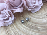 Circle studs with glass pearls - white