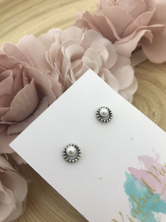 Circle studs with glass pearls - white